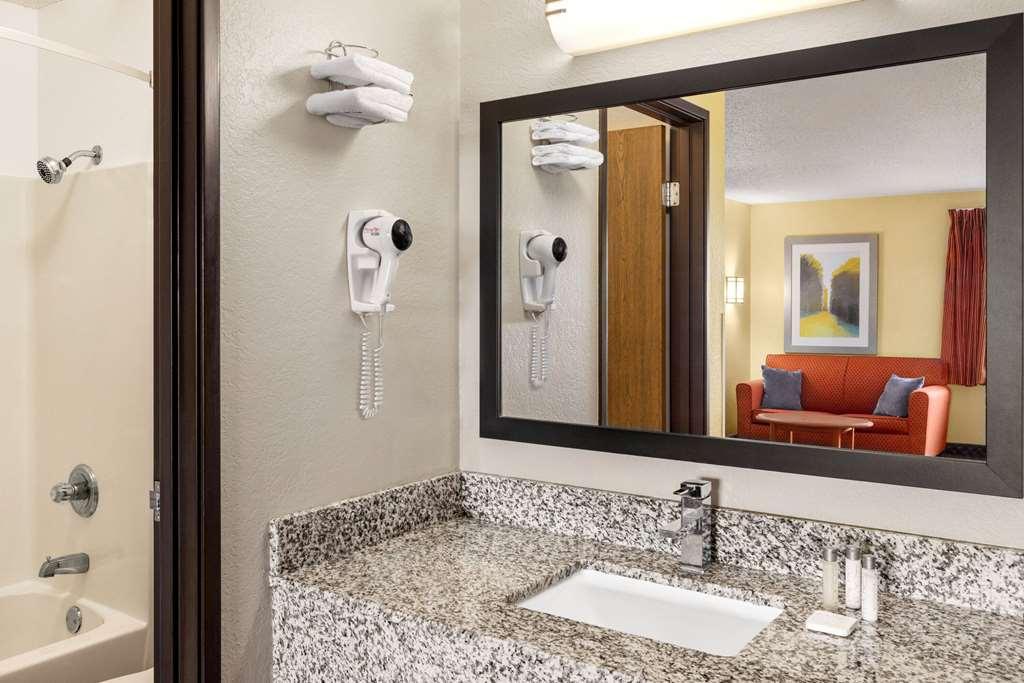 Baymont By Wyndham Cedar Rapids Ξενοδοχείο Δωμάτιο φωτογραφία